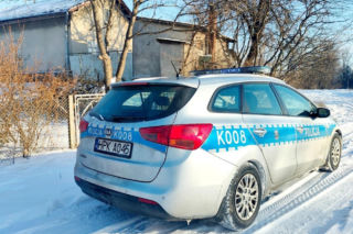 Szedł poboczem i nie miał nawet butów. Szybka pomoc policjantów uratowała mu życie 
