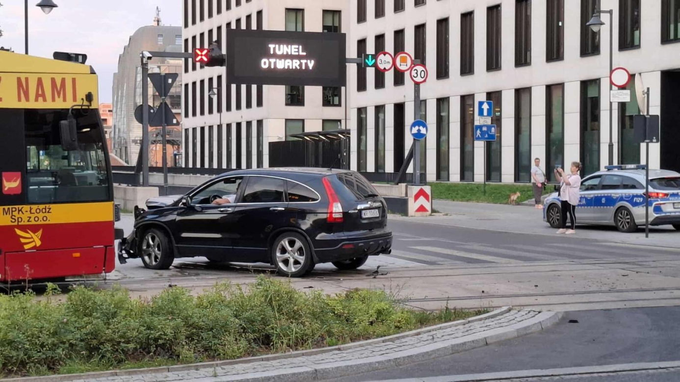 Łódź. Tramwaj wykoleił się po zderzeniu z autem. Zatrzymał się kilkanaście centymetrów przed budynkiem