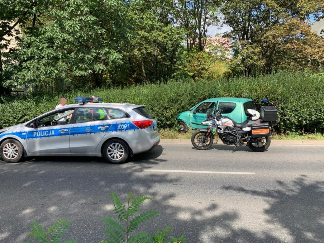 Uderzył w miejski autobus i uciekł. W trakcie pościgu zderzył się z kolejnym autobusem 