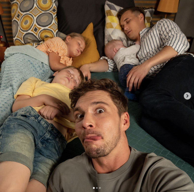 M jak miłość. Marcin (Mikołaj Roznerski), Olek (Maurycy Popiel), Borysek (Tymon Szkopek), Szymek (Staś Szczypiński), Maja (Laura Jankowska)