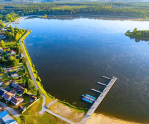 Ten zalew pod Kielcami latem przyciąga tłumy. Jest plaża, molo, kajaki i rowery wodne