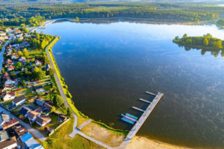Ten zalew pod Kielcami latem przyciąga tłumy. Jest plaża, molo, kajaki i rowery wodne