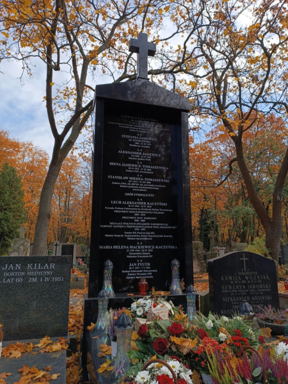 Grób matki Jarosława Kaczyńskiego widać z daleka. Potężny pomnik góruje nad innymi
