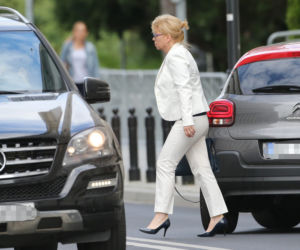 Wlepcie im wreszcie mandaty! Wybrańcy narodu nagminnie łamią przepisy pod Sejmem.