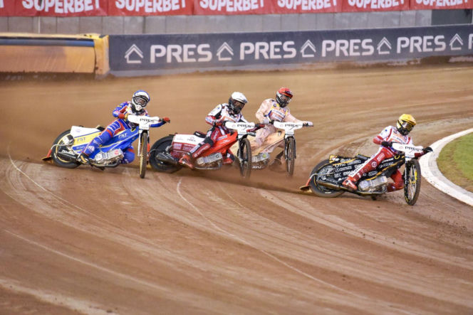 PRES Grupa Dewloperska Toruń - Abramczyk Polonia Bydgoszcz, zdjęcia kibiców i zawodników z pożegnania Adriana Miedzińskiego