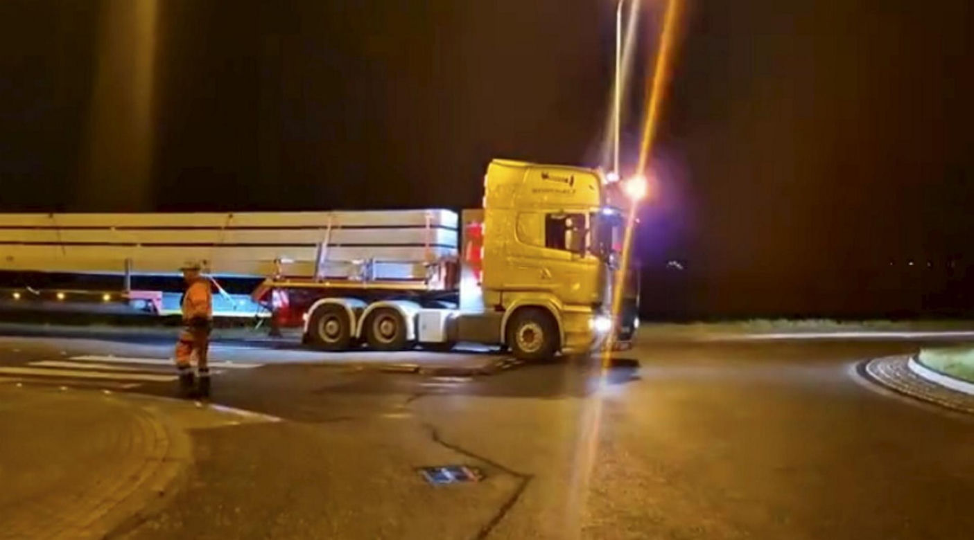 Ogromny tir na A4! Ważył 52 tony i miał ponad 40 metrów, dlatego musiał jechać tyłem