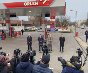 Paliwo na stacjach taniej. Ministrowie  i prezes Orlenu przedstawili konkrety 