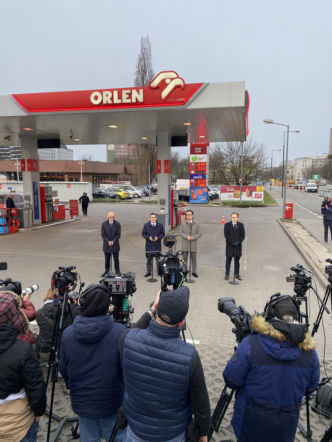 Paliwo na stacjach taniej. Ministrowie  i prezes Orlenu przedstawili konkrety 