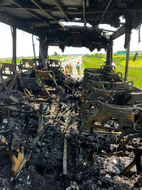 Pożar autokaru z wycieczką szkolną na A4. Cztery osoby trafiły do szpitala 