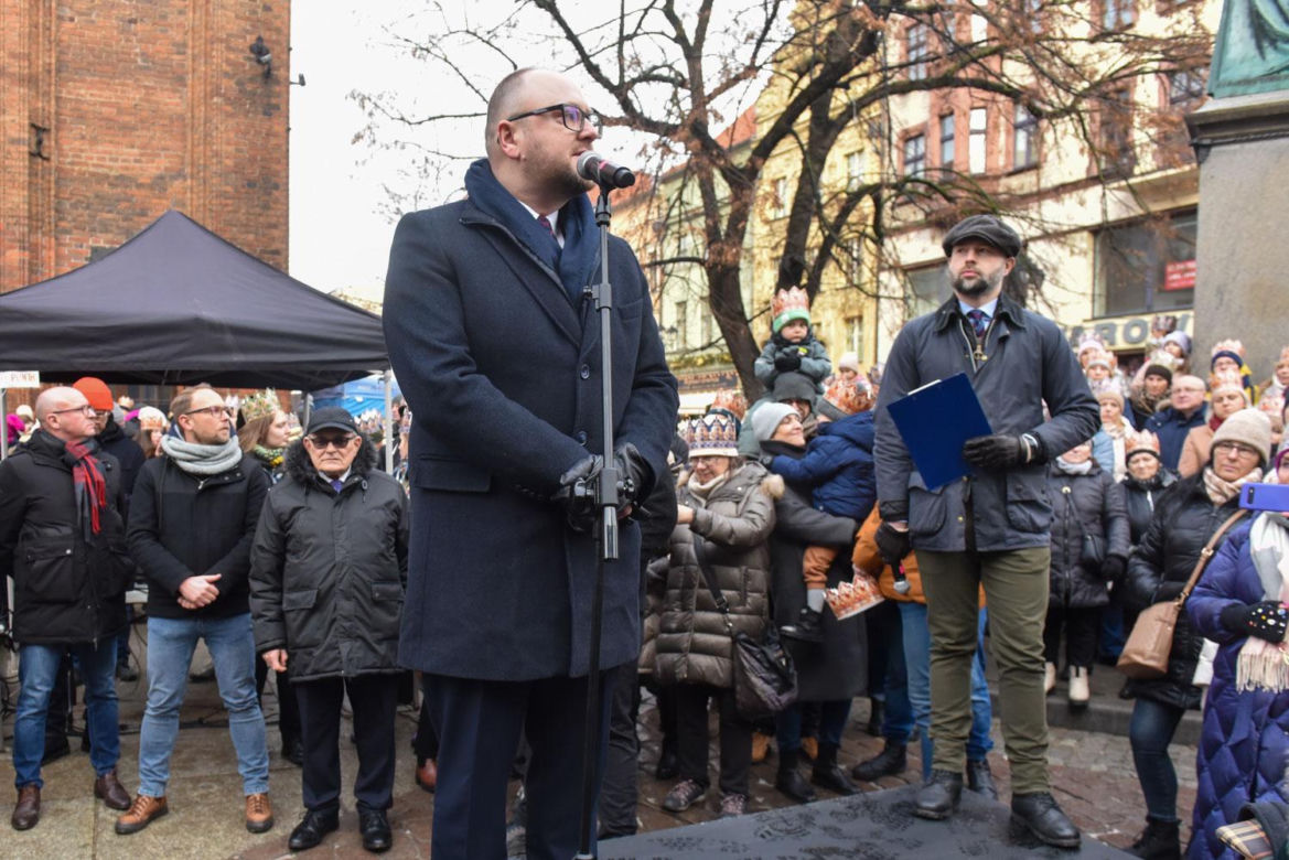 Orszak Trzech Króli 2025 w Toruniu: Kopernik towarzyszył Mędrcom ze Wschodu. Zdjęcia ze starówki