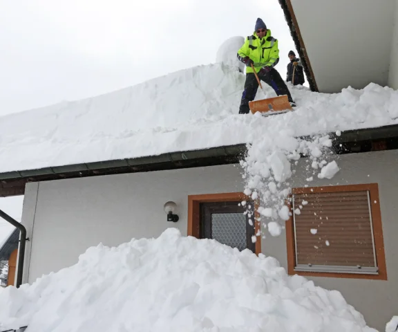 Odśnieżanie dachu – przepisy i normy. Jaka jest kara za nieodśnieżony dach?