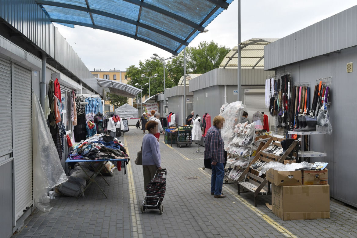 Burzą bazar na Banacha).