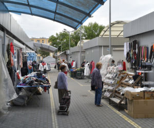 Burzą bazar na Banacha).