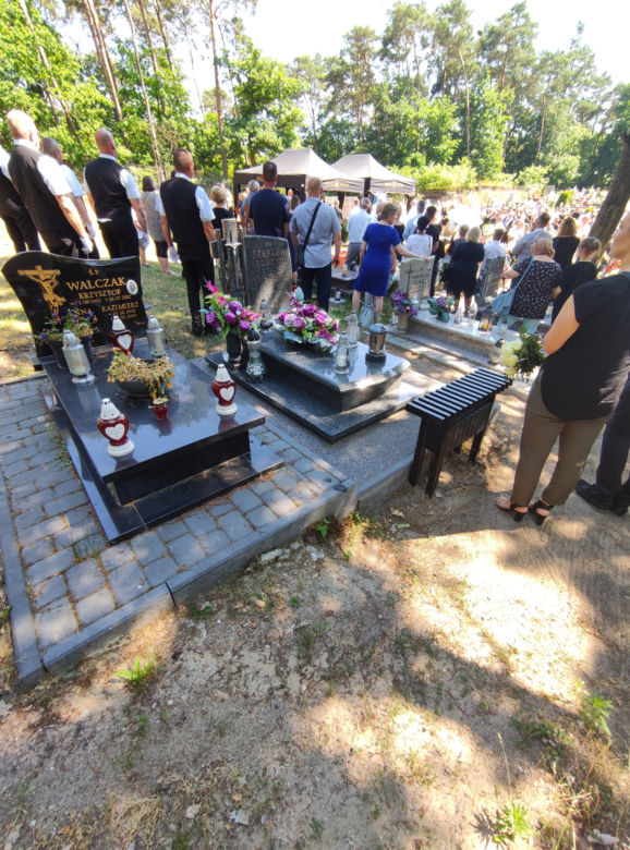Pogrzeb 12-letniej Wiktorii w Brzozie. Uroczystości na cmentarzu