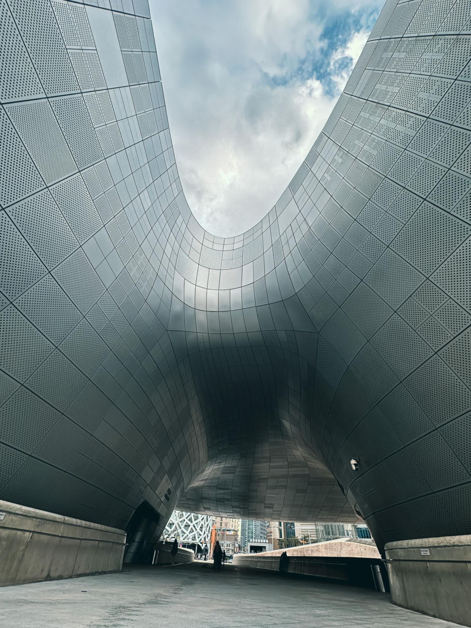 Zaha Hadid i jej Dongdaemun Design Plaza w Seulu