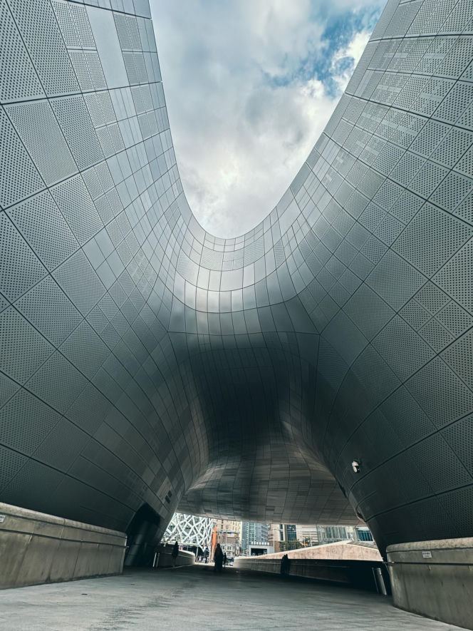 Zaha Hadid i jej Dongdaemun Design Plaza w Seulu