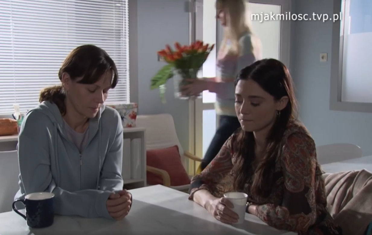 M jak miłość. Iza (Adriana Kalska), Monika (Joanna Niemirska)