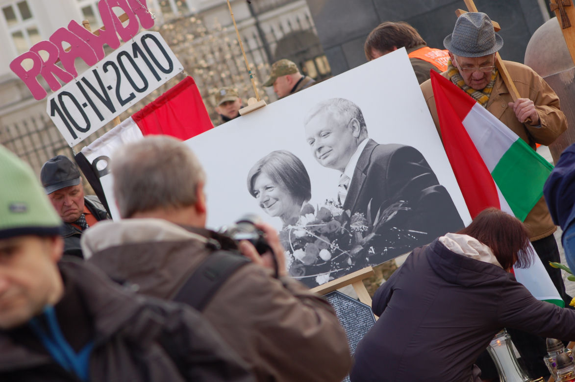 II rocznica SMOLEŃSKA: OBROŃCZY KRZYŻA znów przed Pałacem Prezydenckim