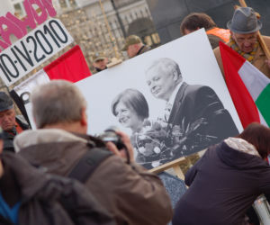 II rocznica SMOLEŃSKA: OBROŃCZY KRZYŻA znów przed Pałacem Prezydenckim