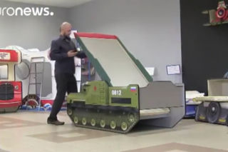 To nie jest okrutny żart: Rosjanin sprzedaje dziecięce łóżka w kształcie wyrzutni BUK [WIDEO]
