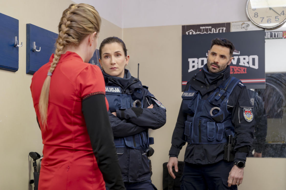 "Policjantki i Policjanci", odcinek 1385: Marek odbiera poród w aucie, a tajemnicza kobieta wciąga patrol w sieć kłamstw