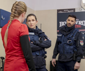 Policjantki i Policjanci, odcinek 1385: Marek odbiera poród w aucie, a tajemnicza kobieta wciąga patrol w sieć kłamstw