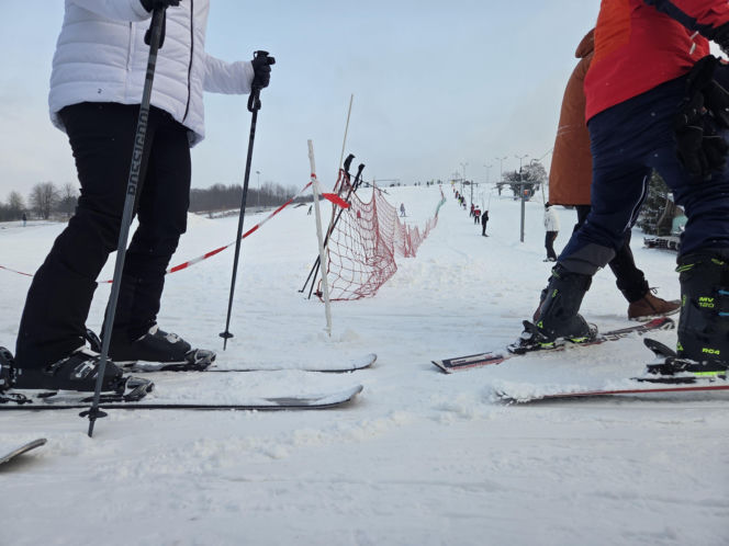 Tłumy narciarzy w bydgoskim Myślęcinku. Byliśmy na Stefanowym Stoku