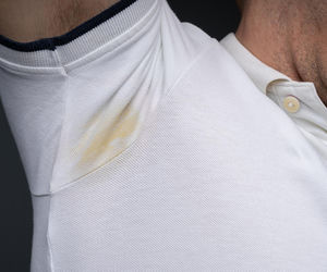 Przekrój i wyciśnij na żółte plamy z potu widoczne pod pachami na koszulce. Wybieli je lepiej niż chemiczny wybielacz. Sposób na plamy z potu 