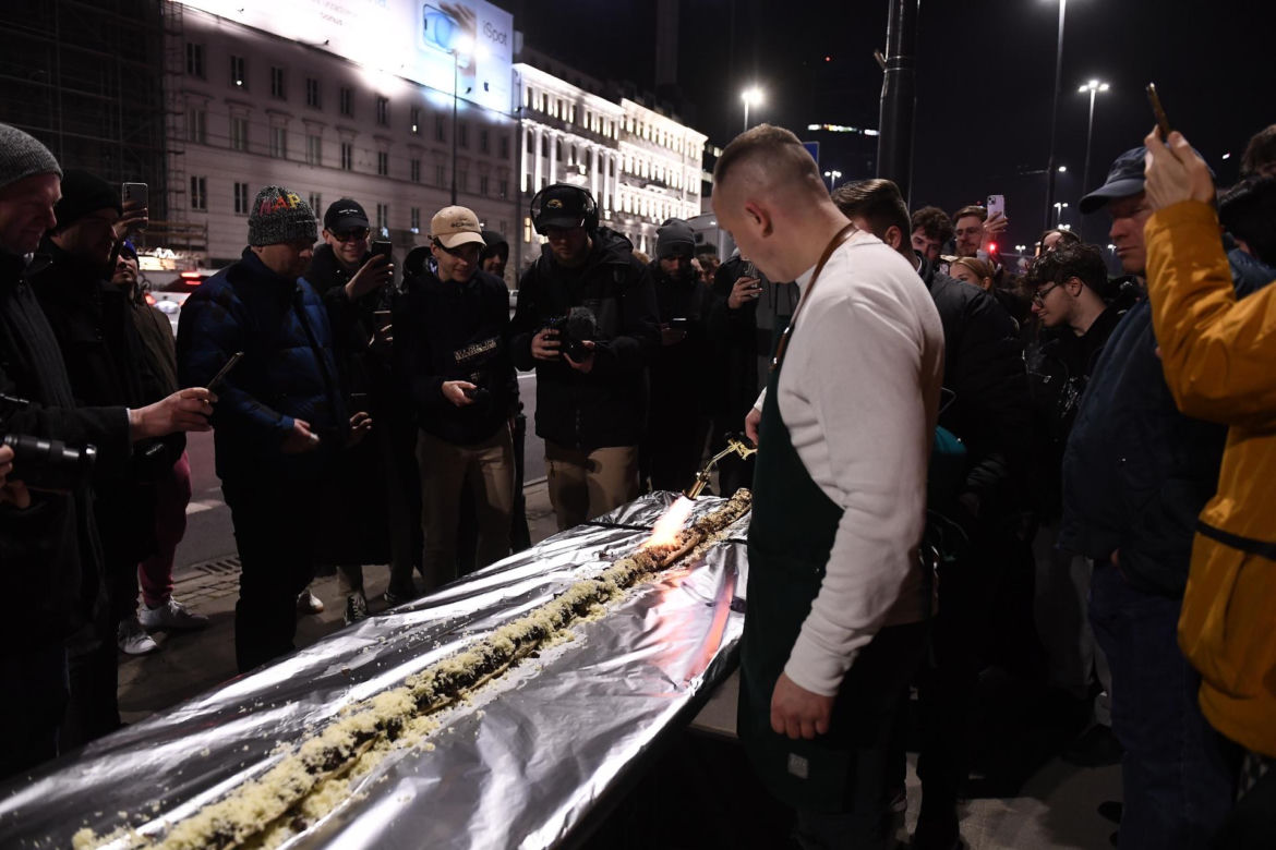 Akcja bicia rekordu Guinnessa pod barem Lussi. To najdłuższa zapiekanka na świecie!