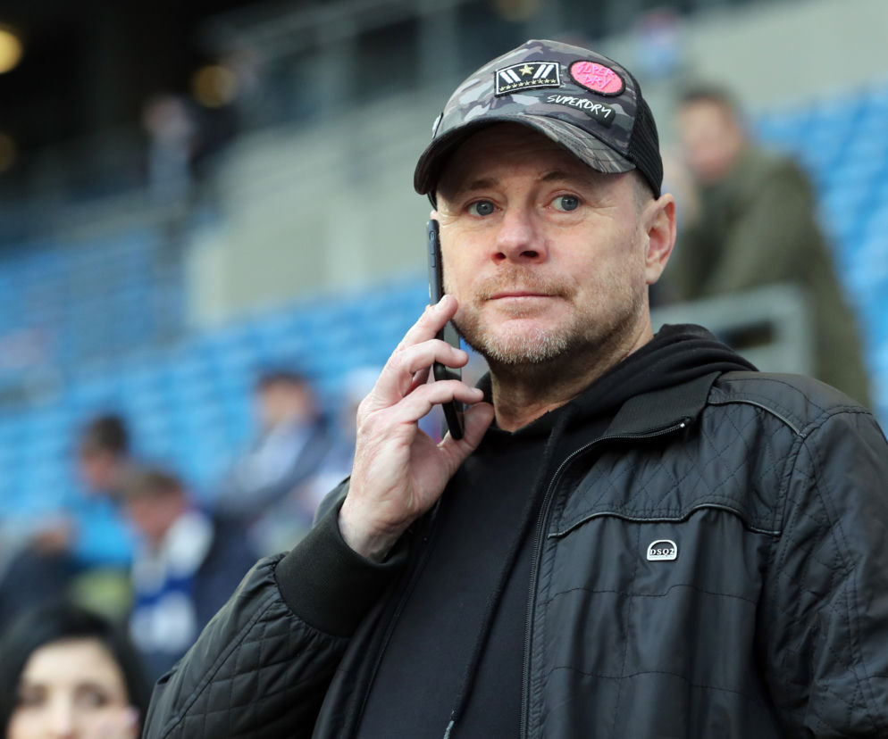 Piotr Reiss w czarnej kurtce i czapce rozmawia przez telefon. O szansach Lecha w pucharach przeczytasz na SE Supersport.