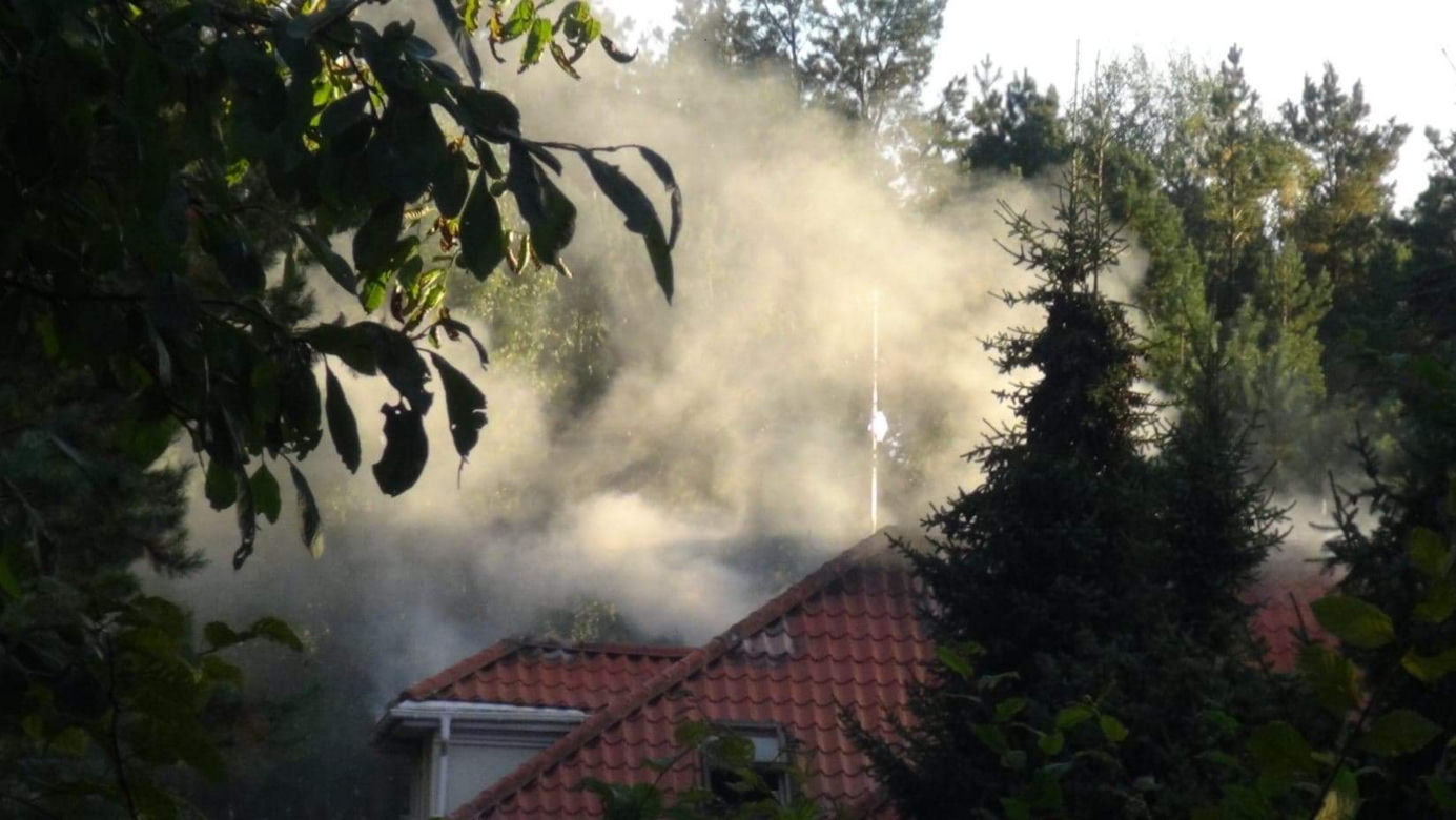 Potężny pożar w Trzcianach pod Legionowem. Całe poddasze w ogniu. Na miejsce przyjechało 9 zastępów straży pożarnej