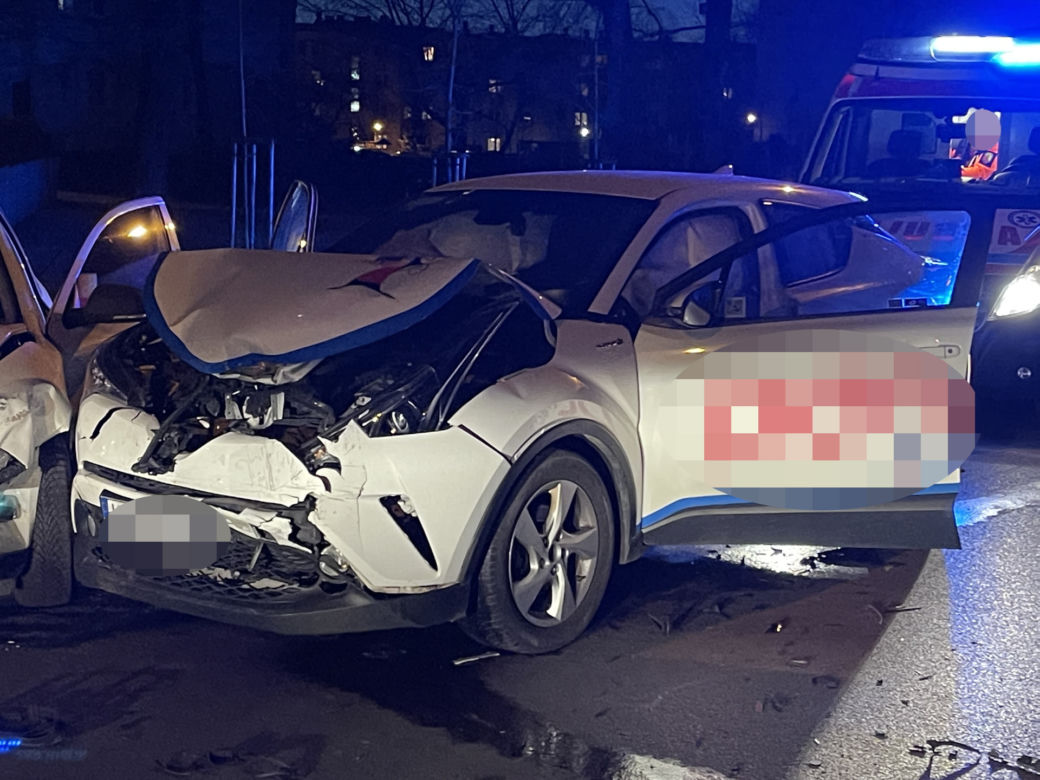 Wbili się czołowo w skodę, później uciekli. Szuka ich policja