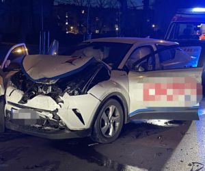 Wbili się czołowo w skodę, później uciekli. Szuka ich policja