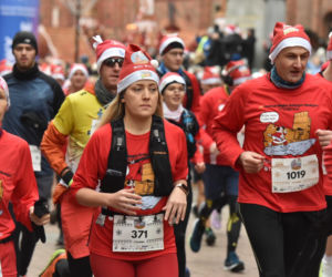 23. Festiwal Biegów Świętych Mikołajów w Toruniu. Zdjęcia ze starówki