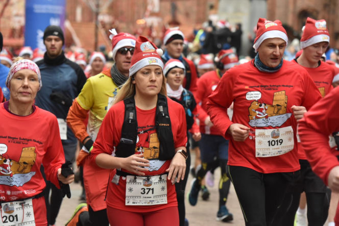 23. Festiwal Biegów Świętych Mikołajów w Toruniu. Zdjęcia ze starówki