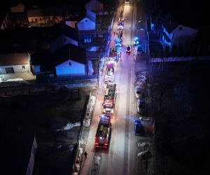 Tragiczny pożar domu pod Warszawą! Dwie osoby nie żyją [ZDJĘCIA]