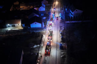 Tragiczny pożar domu pod Warszawą! Dwie osoby nie żyją [ZDJĘCIA]