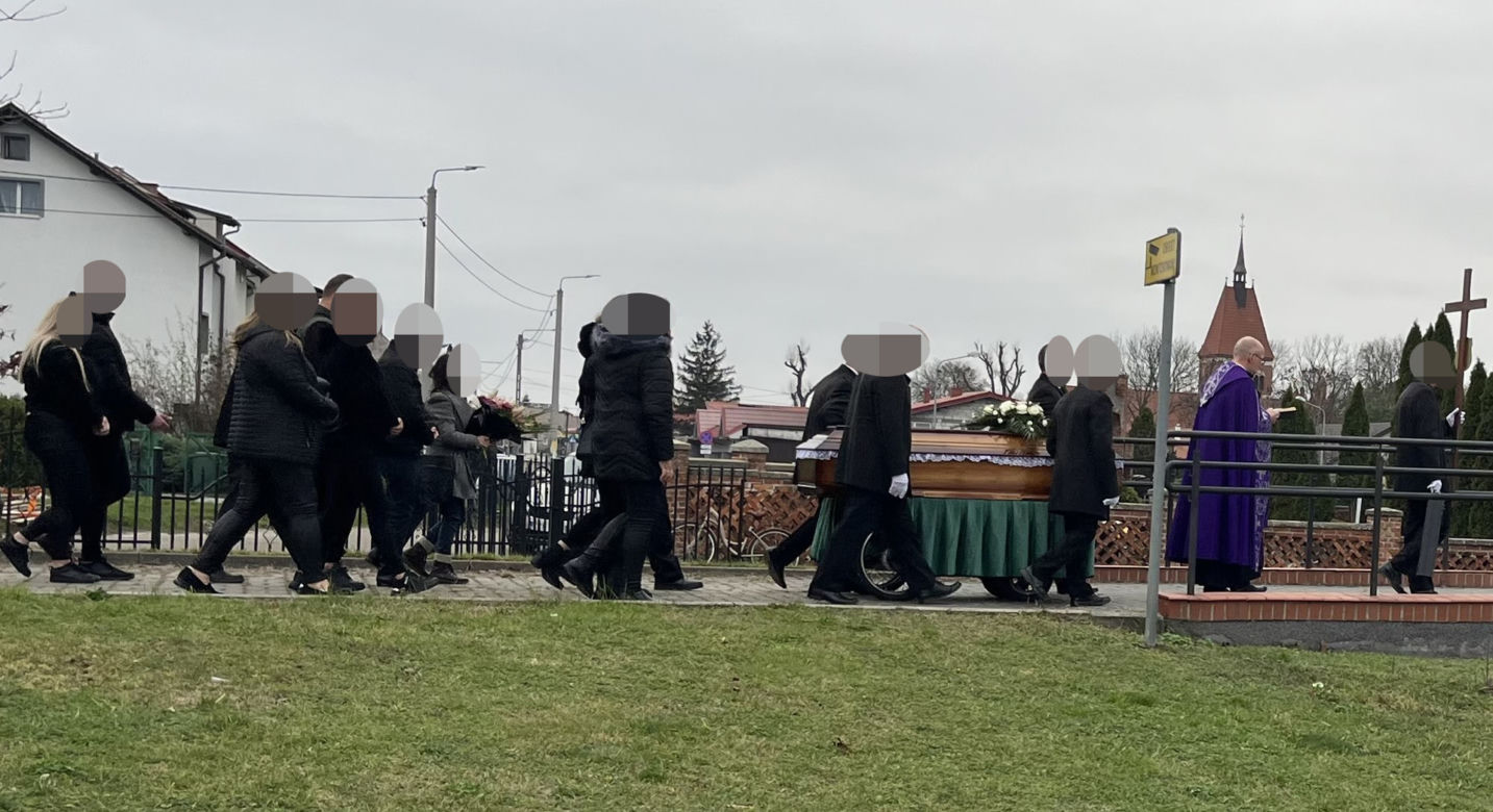 Daniel zginął z rąk kochanka żony? Morze kwiatów zalało jego grób