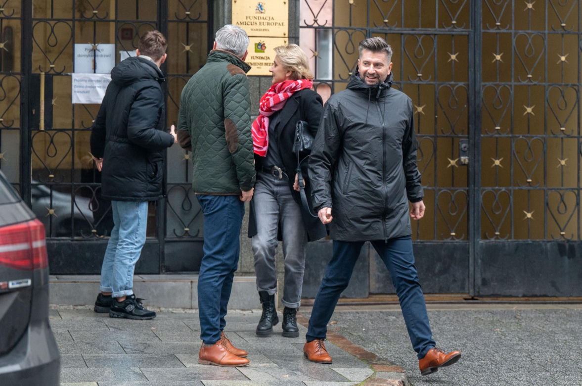 Uśmiechnięci Biedroń, Śmiszek i Scheuring-Wielgus wpadli do Kwaśniewskiego z wizytą 
