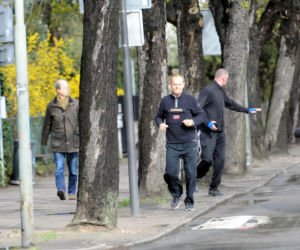 Król biega po ulicy, królowa z księżniczka po bazarze
