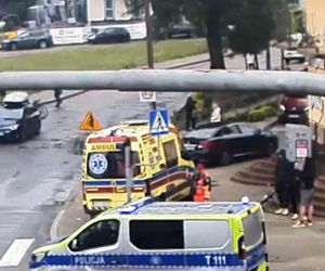 Nastolatek huknął hulajnogą w busa