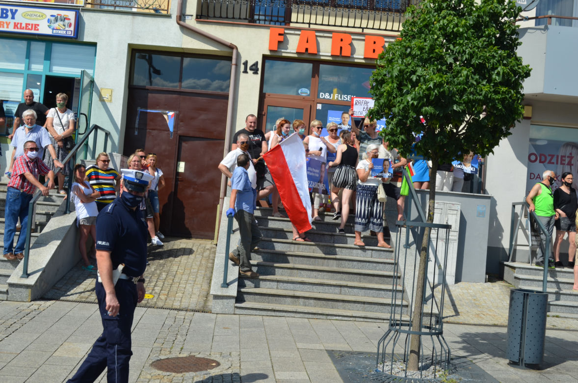 Zwolennicy Trzaskowskiego na wiecu Dudy