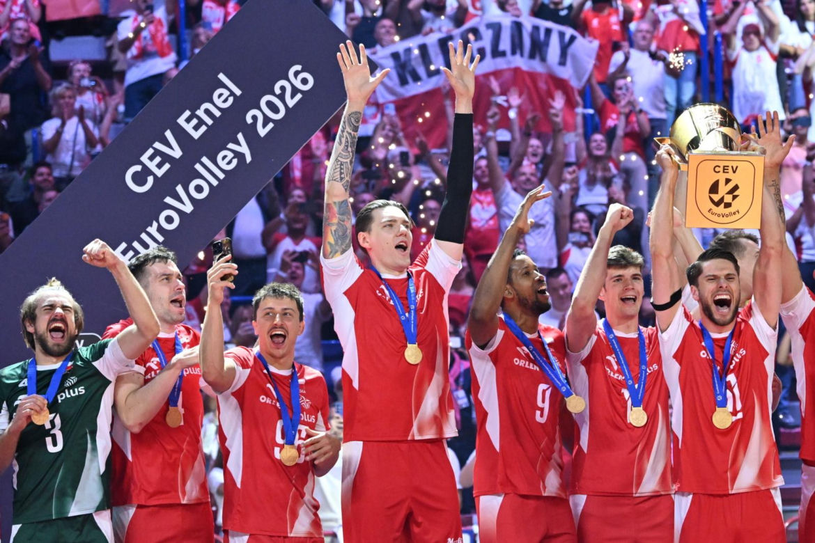 Siatkarze reprezentacji Polski podczas ceremonii dekorcji po meczu finałowym mistrzostw Europy z Francją
