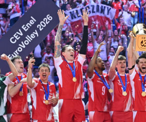 Siatkarze reprezentacji Polski podczas ceremonii dekorcji po meczu finałowym mistrzostw Europy z Francją