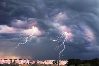 Burze uderzają w Polskę. RCB ostrzega, WOT w gotowości