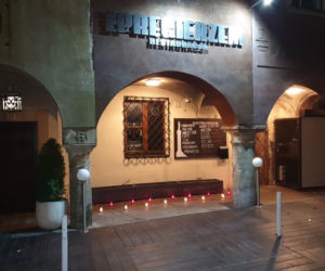 Znicze przed restauracjami w Poznaniu