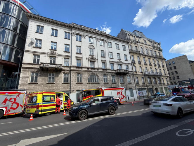 katastrofa budowlana w centrum Warszawy! Dwa stropy runęły na parter. Nieletni pracownik spadł z wysokości