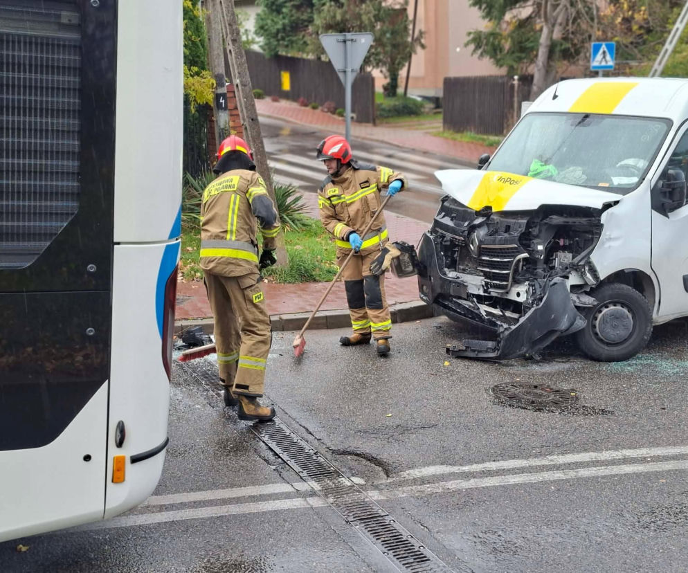 Wypadek z udziałem autobusu w Starachowicach! Na miejscu straż i policja