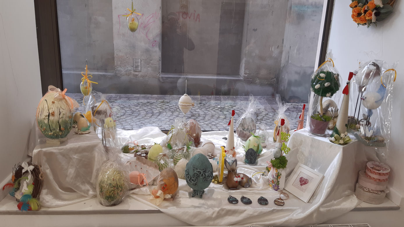 Wielkanocna sprzedaż ozdób świątecznych