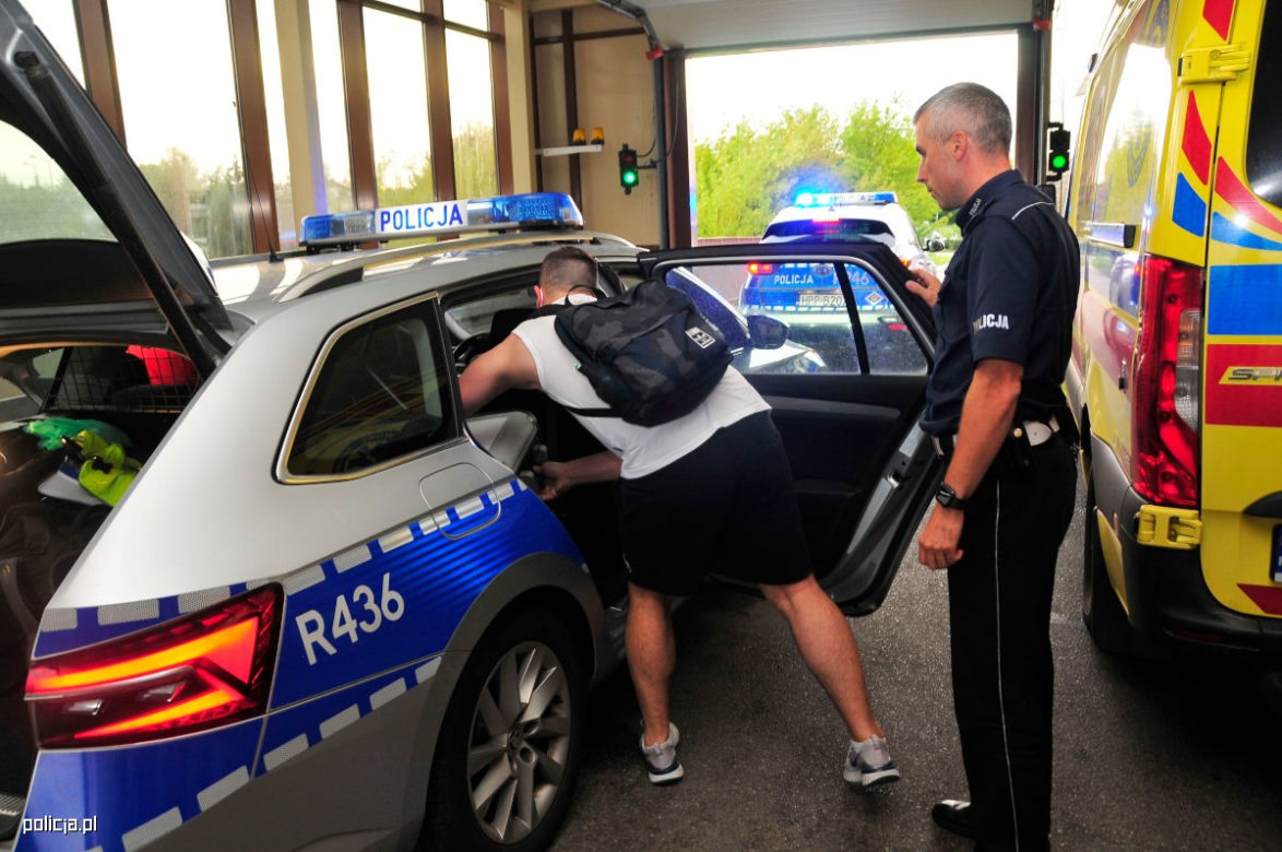 Pędzili autostradą na sygnale. Wieźli bardzo ważny ładunek